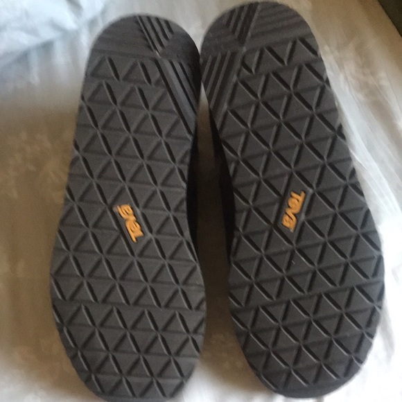 TEVA EMBER BOOTIES lightweight very comfortable. - Picture 3 of 8